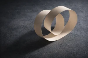 Composizione astratta con anelli intrecciati su sfondo materico scuro, simbolo di linguaggio analogico, livelli di significato e nested loop in ipnosi